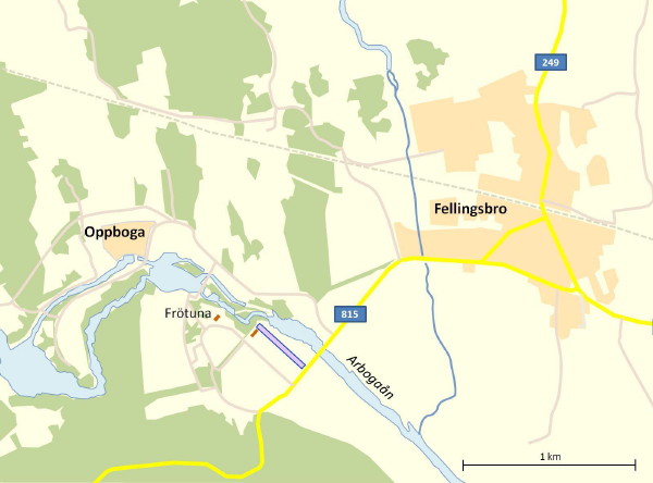 Den violetta remsan öster om Frötuna visar platsen för Ahrels dåvarande landningsremsa.