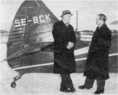 Nordisk Aerotjänsts flygchef Jarl Grubbström i hatt samtalar med bolagts chef ing. Hemminger i Norrköping. Foto i Nordiska Flygtidningen nr 3:1947