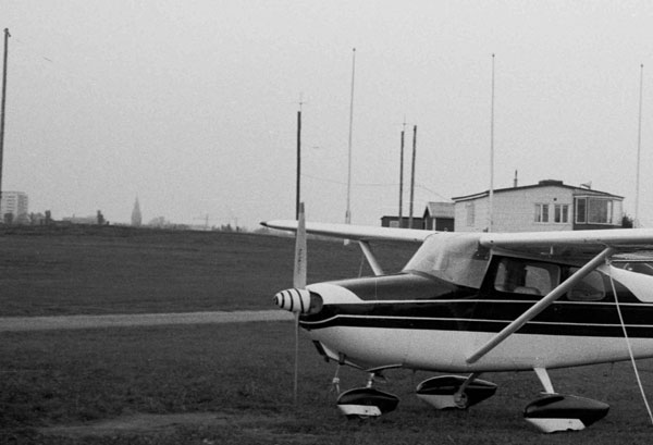 Här skymtar även den fjärde antennstolpen som bar upp dipolantennens västra ända. Foto: Lars Sandblom 1961