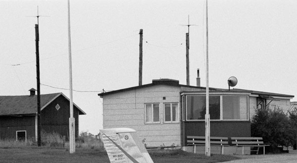 Tre antennstolpar i trä vid det nu eternitklädda Tornet. Foto: Lars Sandblom 1962
