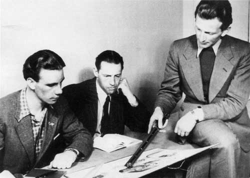 Allen Widman och Henry Edh lyssnar på flyglärare Tore Strindberg – som förklarar varför vingarna bär. Foto 1946 via Henry Edh