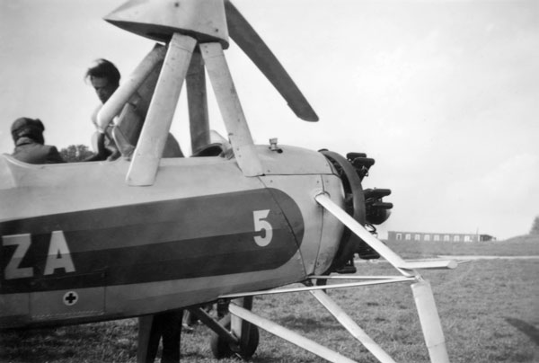 Bild D, [SFF 002-1121125] Foto: okänd via SFF Örebro. Aero-Frabhs långa och låga barack syns i bakgrunden.