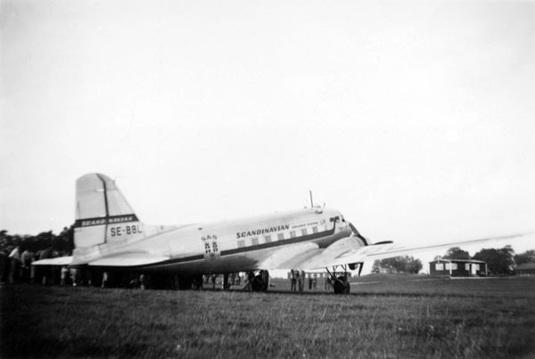 Bild B, [SFF 002-1121126] Foto: okänd via SFF Örebro. SE-BBL med nosen norrut mot "Tornet". Aero-Frabhs barack syns under nosen.