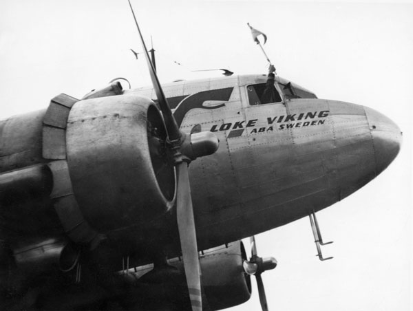 Bild D, [SFF 002-1121130] Foto: okänd via SFF Örebro. SE-BBL. Trots SAS vikinganamn och -dekor står det också "ABA Sweden" på nosen.