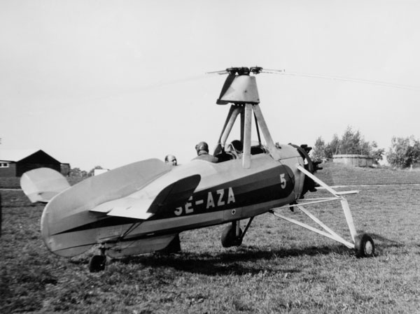 Bild E, [SFF 002-1121145] Foto: okänd via SFF Örebro. Bergslagens flygs hangar syns längst t.v.