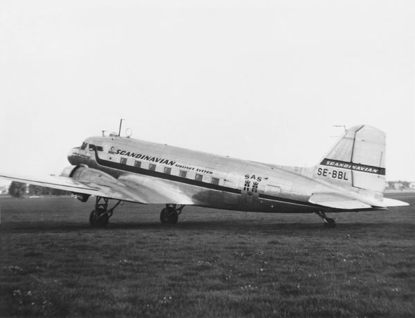 Bild C, [TIS 20, SFF 002-1121143] Foto: okänd via SFF Örebro. SE-BBL tagen i annan vinkel, men även här med nosen norrut mot "Tornet".