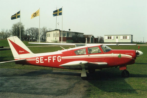 Tornet den 1 maj 1972 med VHF-antenn. Torsby flygklubbs Comanche i förgrunden. Foto: Hans Spritt