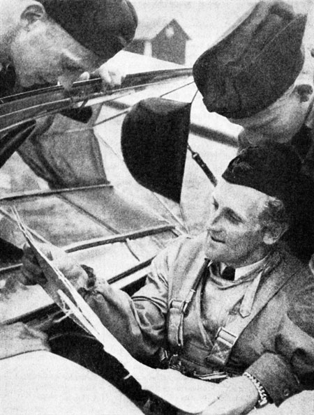 Per Axel Persson, världsrekordhållare i höjdflygning – och segrare i inofficiella VM i segelflyg i Schweiz 1948. – Foto i Svensk flygkalender 1949 sid 146