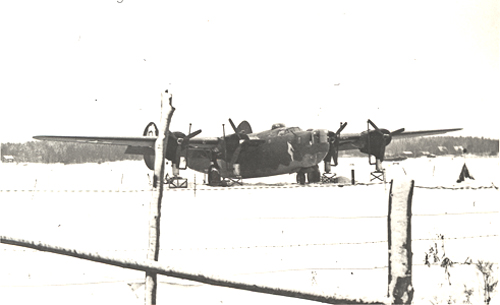 Nödlandande B-24 Liberator. Foto: Okänd via Arne Svensson.