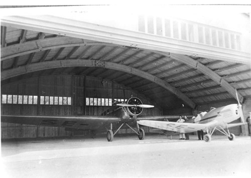 En oidentifierad Junkers 34W och ÖLAFK:s Klemm Kl 35B SE-AIG. Foto: Okänd via Arne Svensson.