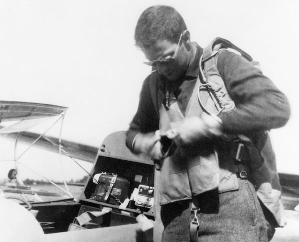 Paul MacCready vid sin Weihe på VM 1950, även han har radio i planet. Foto okänd via Arne Svensson