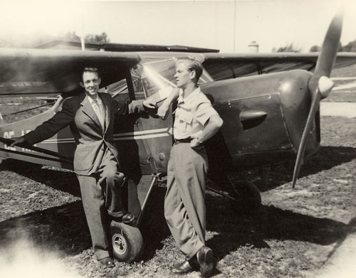 Arne Svensson t.v och Olle Carlsson vid Aero-Frabhs Auster SE-ARE. Foto: Fältflygare Evert "Niggern" Andersson, via Arne Svensson.