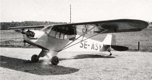 Aero-Frabhs Cub SE-ASY utanför stora Gustavsvikshangaren. Foto: Gunnar Håve via Arne Svensson.