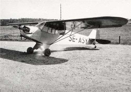 Aero-Frabhs första Cub SE-ASY framför stora hangaren. Foto: Gunnar Håve, modellflygare, via Arne Svensson.