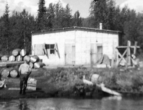 Detalj: Huset med skuggan från de fasta solskyddsstöden. Foto: Arne Tengler 1948.