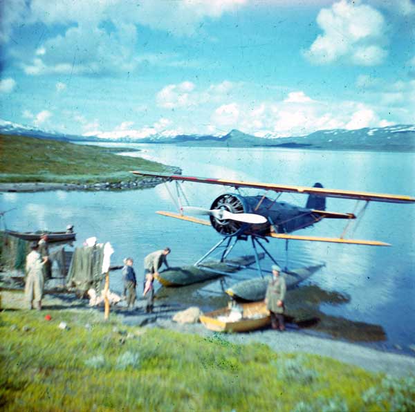 Firma Fisk-Flygs Osprey SE-AYR hämtar fisk i fjällen. Foto: Arne Tengler 1948.