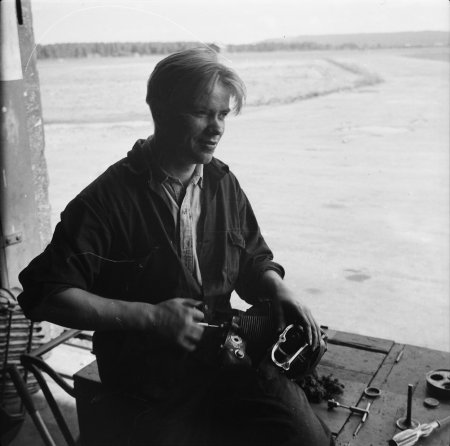 Norrlandsflygs hjälpmek Yngve Andersson. Troligen Bodens gamla flygfält med Mjösjö- och Gammelänges- berget i bakgrunden. Foto: Arne Tengler
