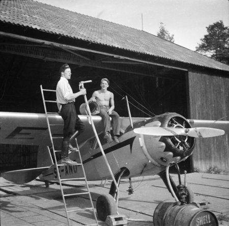 Cessnan SE-ANO vid ladvärn. Fr.v: Ingvar Bengtsson(?) och Rolf Blom(?). Foto: Arne Tengler