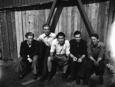 Boden? Piloten Anders Lundquist sitter t.v. Mannen i mönstrad tröja, Rolf Blom(?) t.h. Hjälpmek Yngve Andersson längst bak. Foto: Arne Tengler