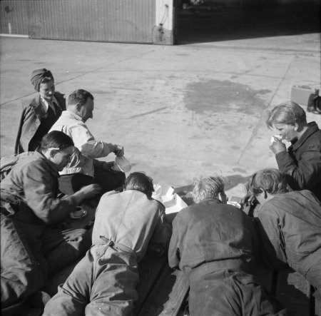 Mekar från Norrlandsflyg(?) och flygambulansen. Samma hangar. Arnes blivande fru och Viking Wiklund t.v. Hjälpmek Yngve Andersson längst t.h. Foto: Arne Tengler