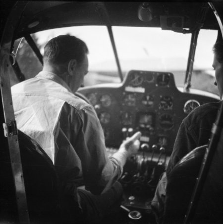 Viking Wiklund förevisar cockpit i Beech 18 flygambulans. Foto: Arne Tengler