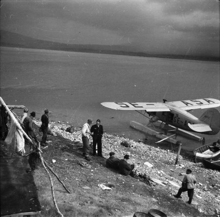 Vem är den äldre piloten i mitten i Norrlandsflygs uniform? Foto: Arne Tengler