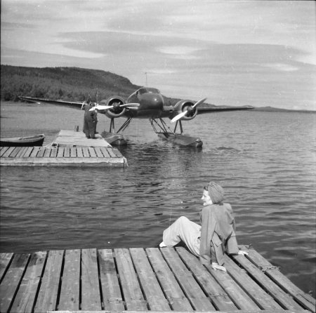 Flygambulansen i vattnet. Damen är Arnes blivande fru. Foto: Arne Tengler