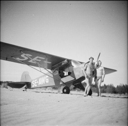 Edströms bilaffärs Cub SE-AWG på strandbrink. Arne Tengler t.v, men vem står t.h.? Foto via Arne Tengler