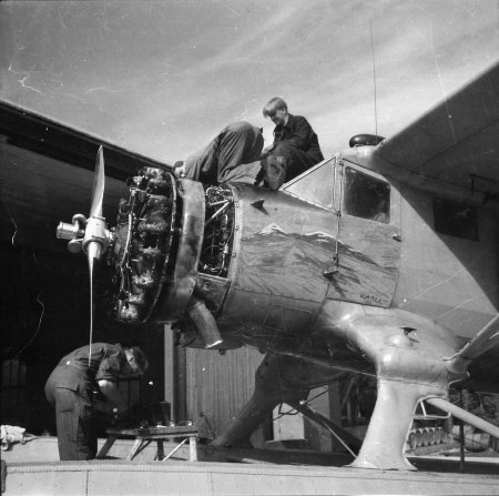 Fjällmålning på Norseman, därför säkert SE-ASA. Hjälpmek Yngve Andersson sitter på plaets tak. Flygambulansens hangar vid Buddbyträsket. Foto: Arne Tengler