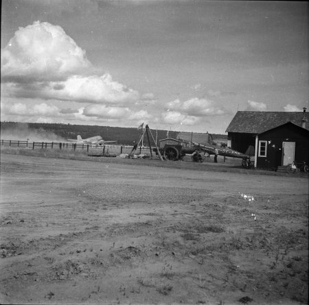 Startande DC-3 SE-BAH(?) t.v. Arado SE-AOB t.h. Samma ångvält och hela träställningen syns här. Foto: Arne Tengler