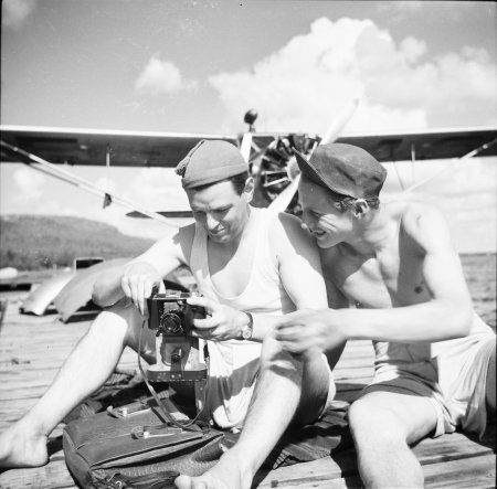Samme man t.v. men en annan t.h. Mannen t.h. knäppte kanske förra bilden åt Arne. Foto: Arne Tengler