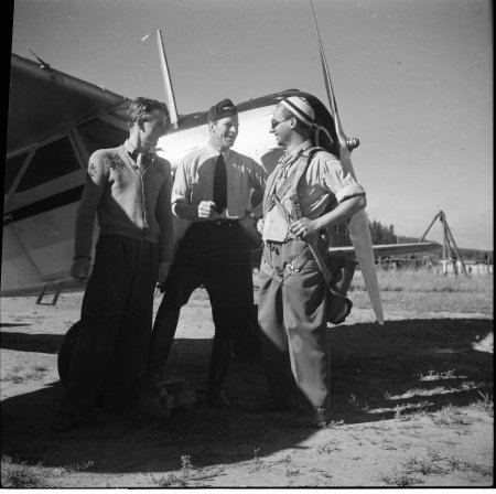 Cessnan igen med samma Arado bakom. Samma träställning, ångvälten anas också. Fr.v: Rolf Blom(?), Ingvar Bengtsson(?) och Lars E Sundberg(?). Foto: Arne Tengler