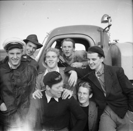 Mannen i mönstrad tröja sitter i bilen. Möjligen Gunnar Gudmundsson i mössa t.h. Foto: Arne Tengler