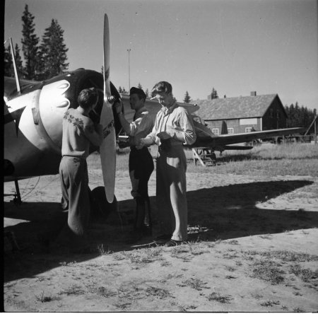 Cessna framför Arado SE-AOB. Ladvärn i bakgrunden? Samma ångvält med träställning i bakgrunden. Fr.v: Rolf Blom(?), Ingvar Bengtsson(?) och Arne Tengler. Foto via Arne Tengler