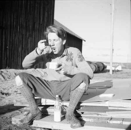 Mannen i mönstrad tröja på frukostrast. Foto: Arne Tengler
