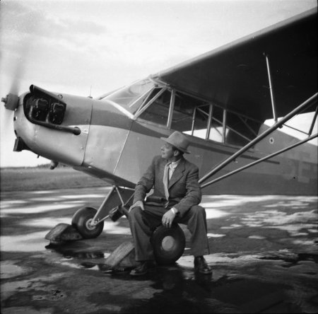 Gunnar Erikssons Cub SE-ATG, troligen med honom själv i Boden 1946. Foto: Arne Tengler