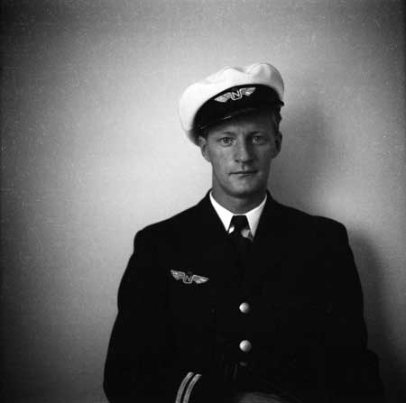 Arne Tengler med emblem i mössa och rock. Foto via Arne Tengler