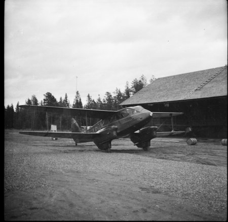 Sv. Flygtjänsts Dragon Rapide SE-APH vid annat ladvärn. Foto: Arne Tengler