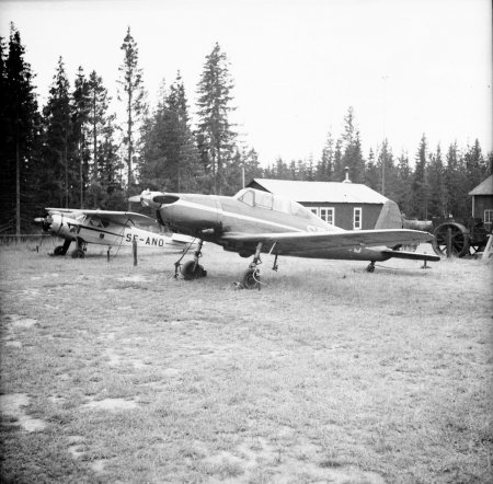 Arado SE-AOB framför Cessnan SE-ANO. Notera ångvälten och lite av en träställning som syns t.h. Foto: Arne Tengler