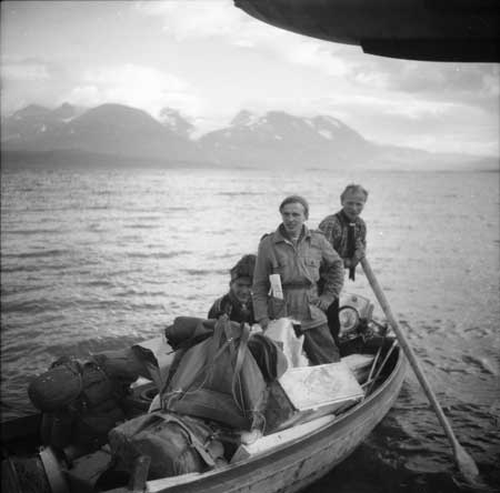 Turistpackningar skeppas över Akkajaure till Ritsemjokk. Akkamassivet syns i bakgrunden. Foto: Arne Tengler