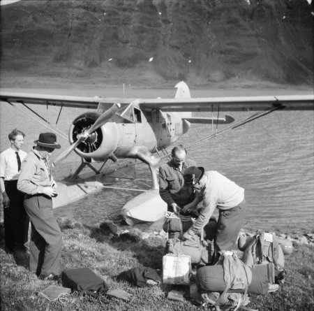 SE-ASC. Vem är mannen längst t.v.? Pilot? Mek? Foto: Arne Tengler