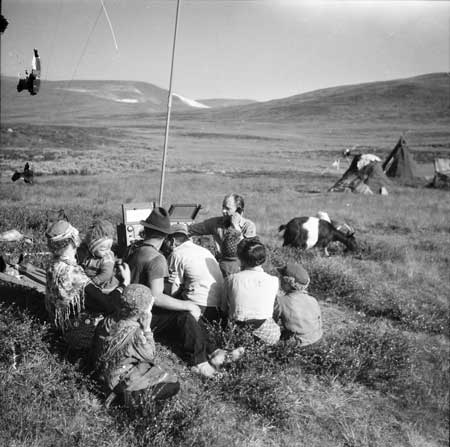 Samma radio i annan vinkel. Fläckarna i bildens vänsterkant är skador på negativet. Foto: Arne Tengler