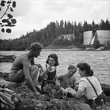 Picknick vid Sikfors. Arne sitter t.v. Är den lockige Anders Lundkvist, pilot? Foto via Arne Tengler