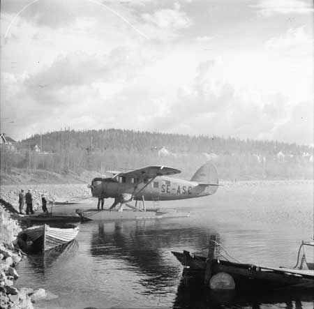 Vy in mot land med SE-ASC vid flytbrygga. Banvallen och Porjusbebyggelse i bakgrunden. Foto: Arne Tengler