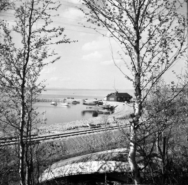 Arne Tenglers bild på piren vid Porjus med Norseman SE-ASC och det lilla huset. SE-ASC började flyga i maj 1947, men huset var alltså borta i juli samma år. Foto: Arne Tengler