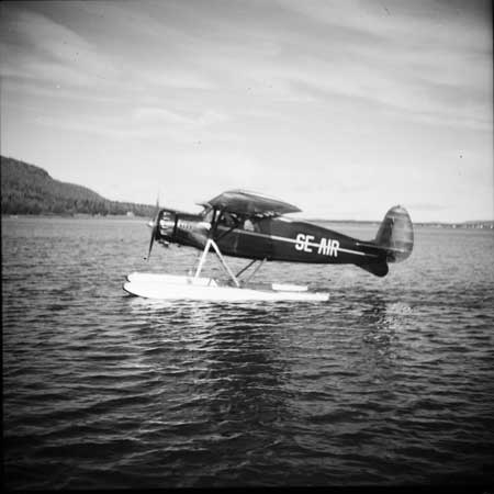 Norrlandsflygs Forwarder SE-AIR. Kanske Buddbyträsket utanför flygambulansens brygga med Degerberget i bakgrunden. Foto: Arne Tengler