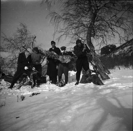 Arne Tengler med uniform i mitten. Foto via Arne Tengler