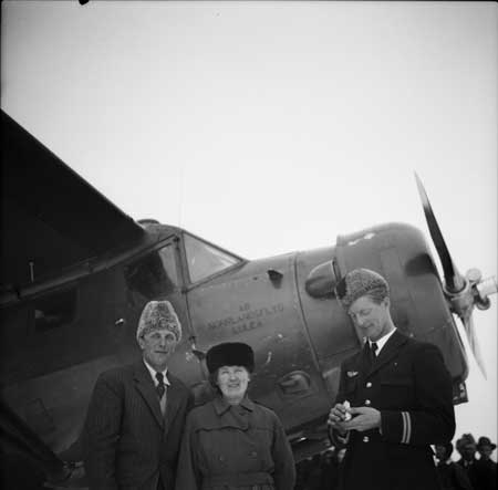 SE-ASA. Arne Tengler t.h. med ett cigarrettpaket. Foto via Arne Tengler
