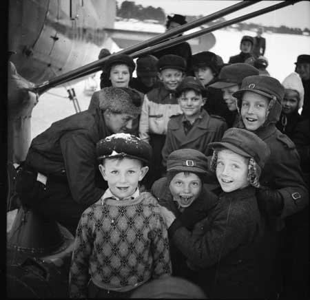 Barnen skockas runt färdmekaniker Erling Insulan. Foto: Arne Tengler