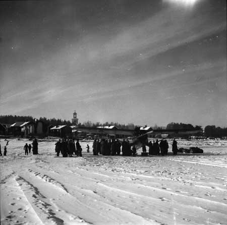 Umeälvens is med Lycksele kyrka i bakgrunden. Foto: Arne Tengler
